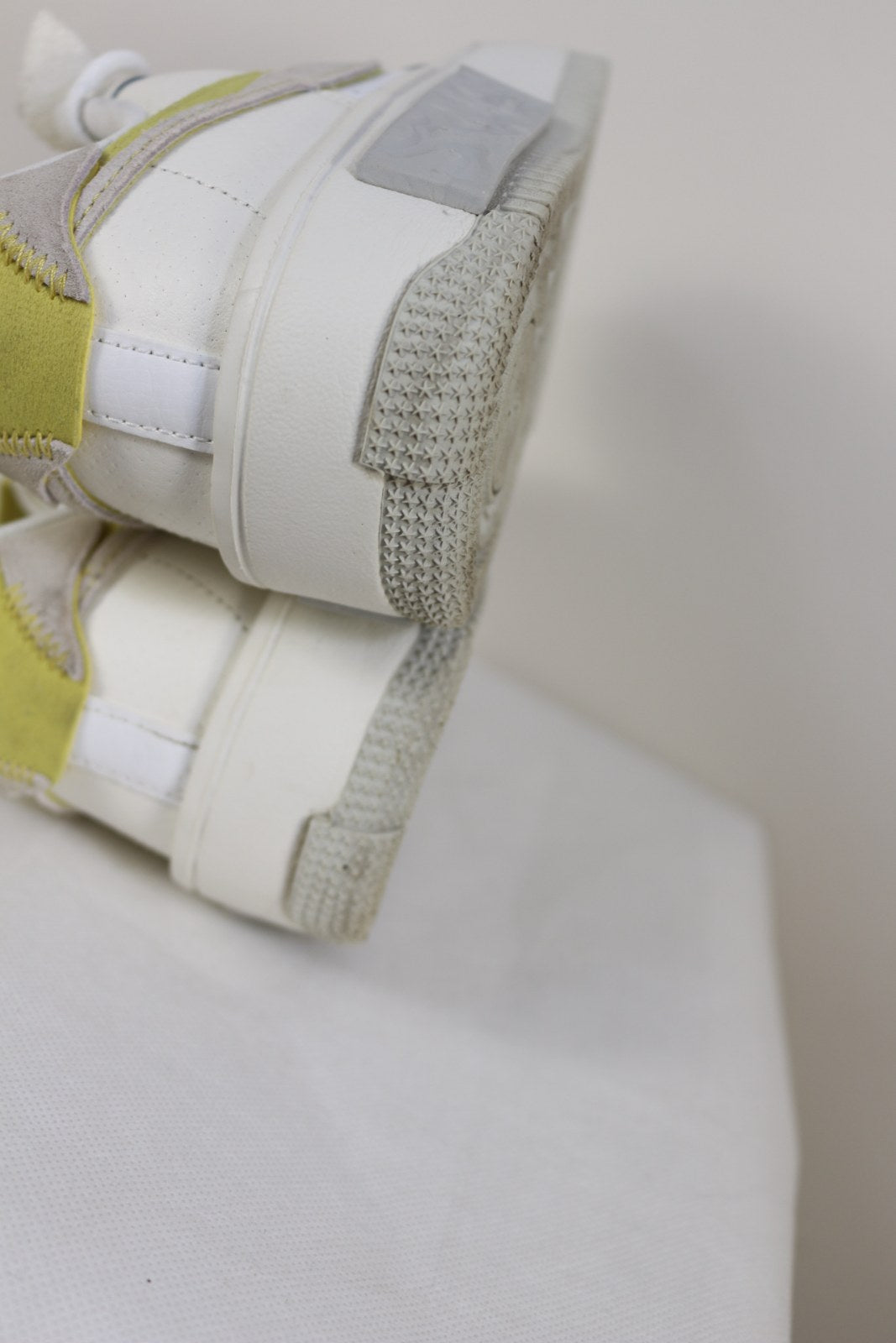 Talons et semelle des baskets Nike Fontanka avec usure du caoutchouc – Frippin'Dealz