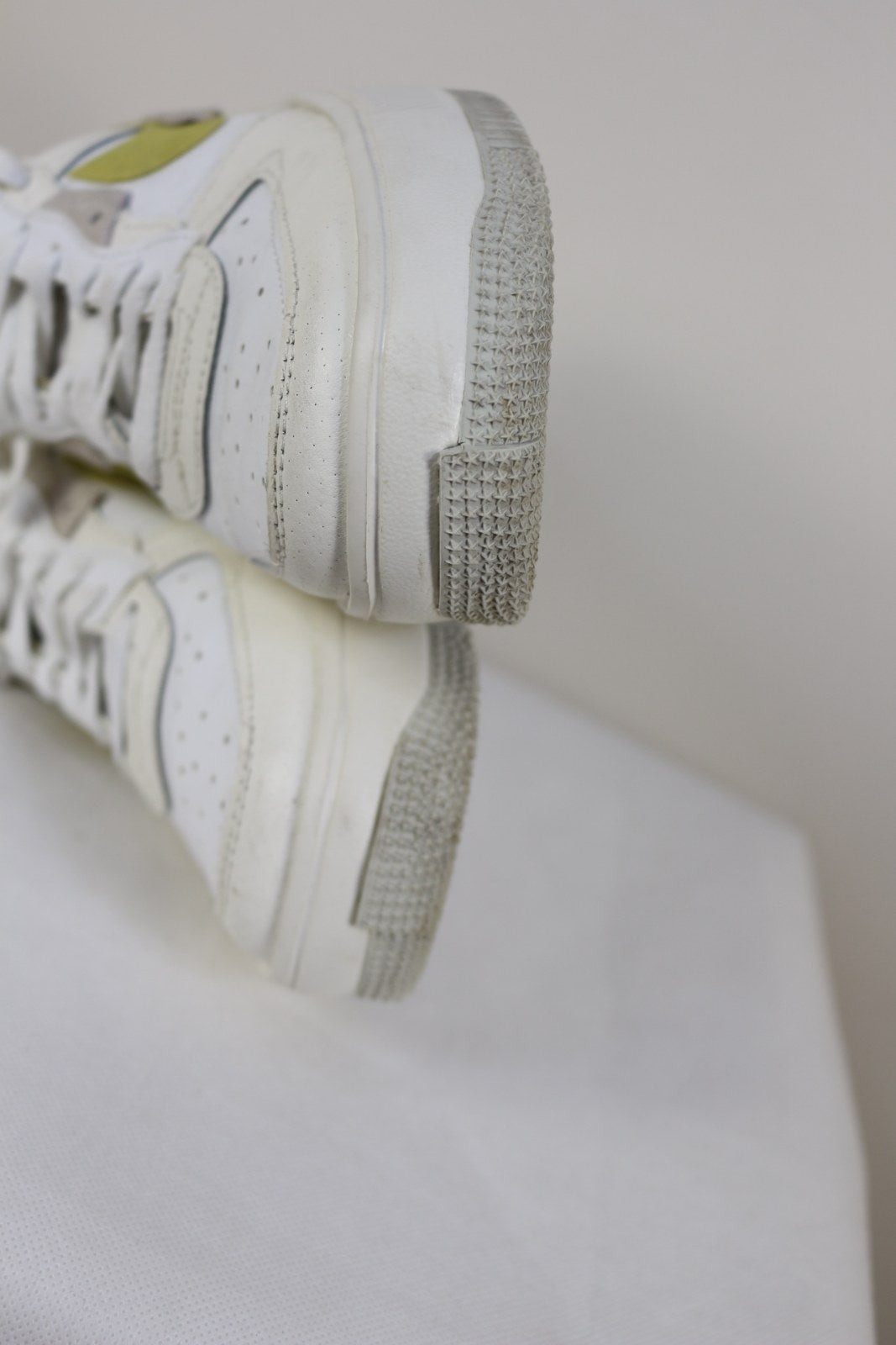 Pointe de la semelle des baskets Nike Fontanka blanches avec traces d'usure – Frippin'Dealz