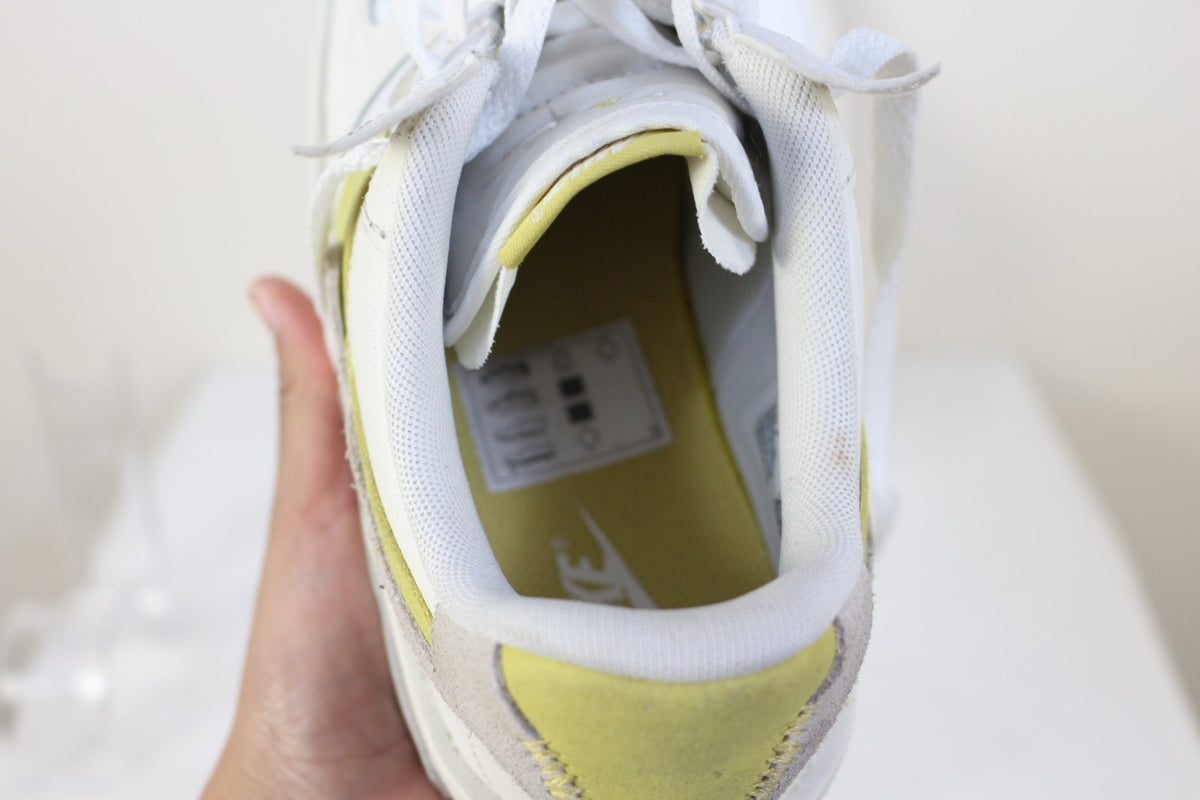 Intérieur des baskets Nike Fontanka avec semelle intérieure jaune citron et logo Nike – Frippin'Dealz