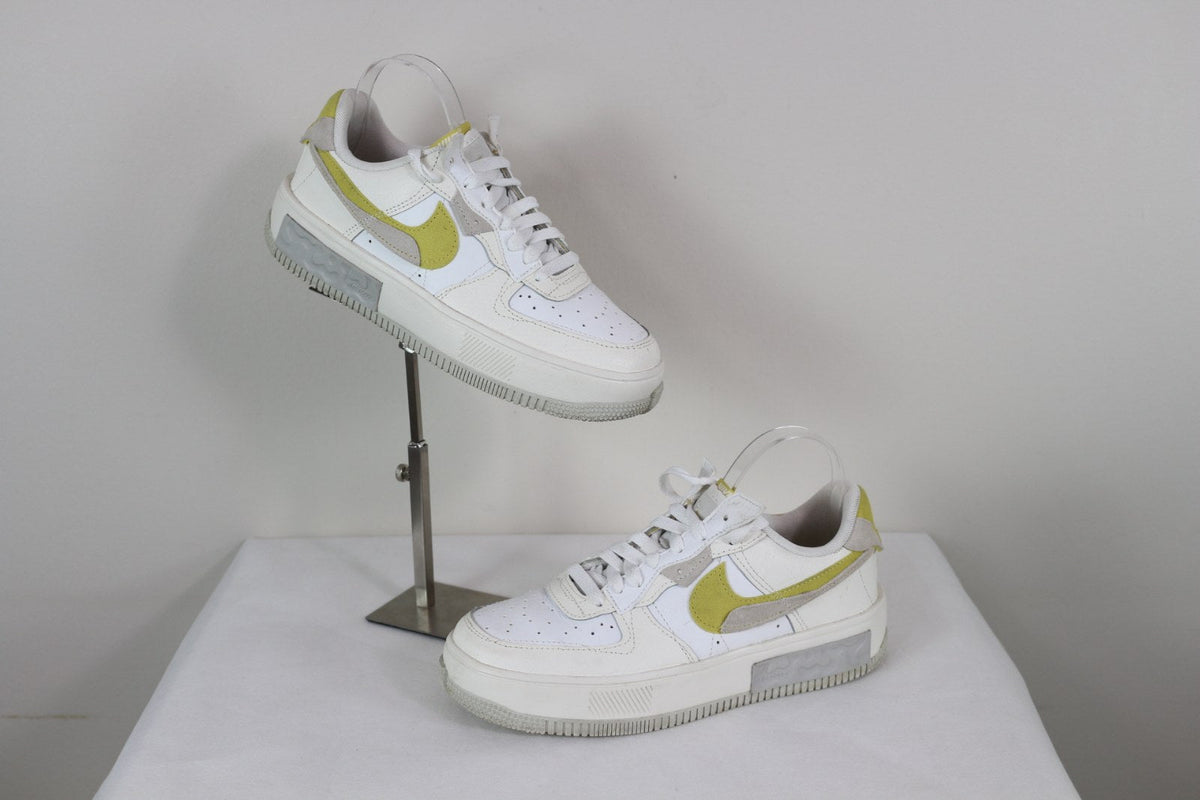 Baskets Nike Air Force 1 Fontanka blanches avec swoosh jaune citron et semelle plateforme – Frippin'Dealz