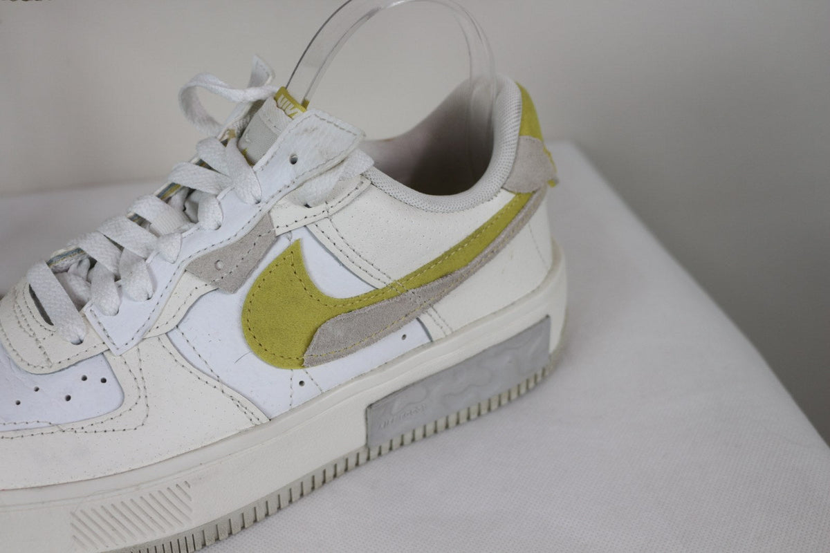 Détail du swoosh jaune citron et gris et du bloc gris sur la semelle des baskets Nike Fontanka – Frippin'Dealz