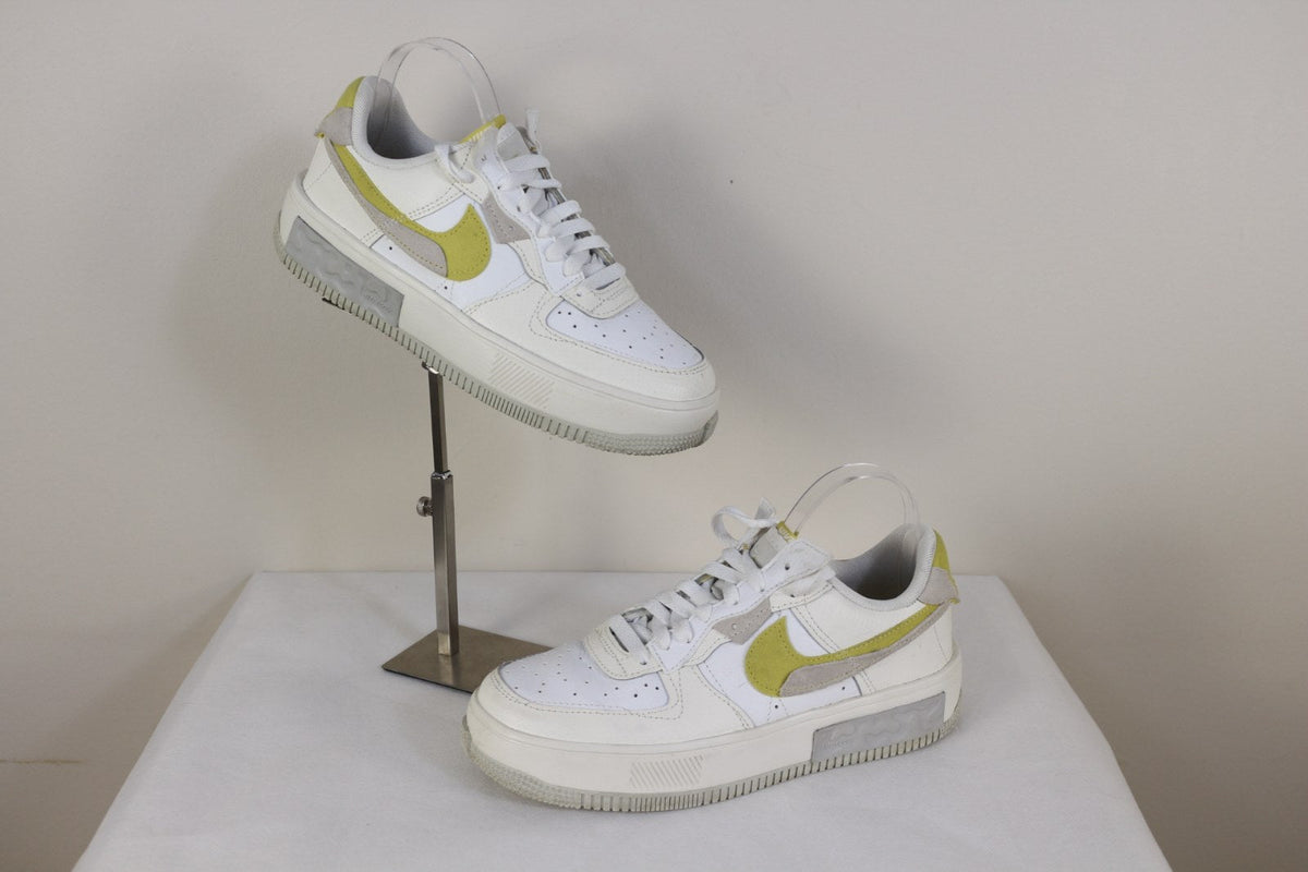 Paire de baskets Nike Air Force 1 Fontanka blanc cassé et jaune citron vue de côté – Frippin'Dealz