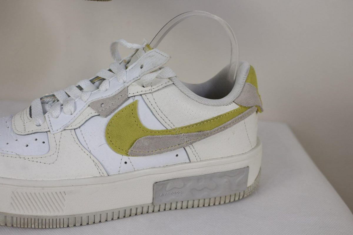 Gros plan sur le côté de la basket Nike Fontanka avec la plaque grise de la semelle – Frippin'Dealz