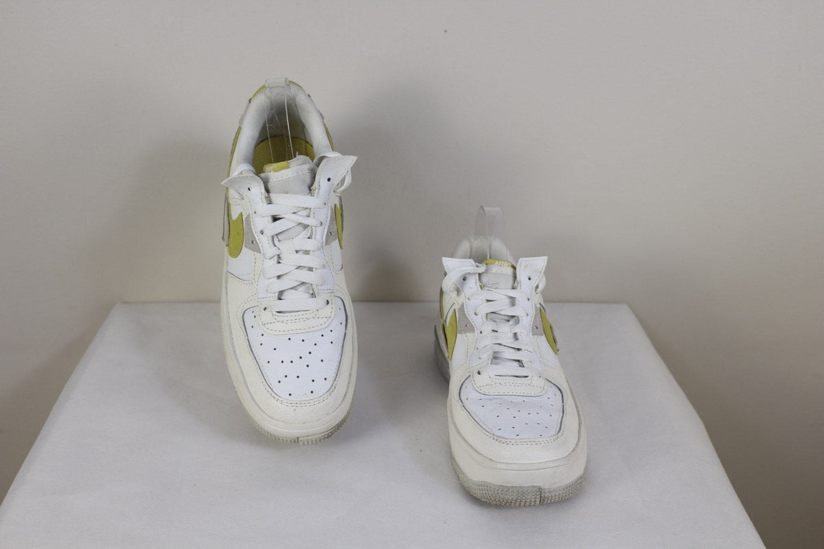 Baskets Nike Air Force 1 Fontanka blanches vues de face avec lacets blancs et bout perforé – Frippin'Dealz