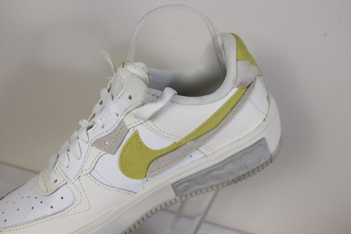 Détail du talon et du swoosh jaune citron des baskets Nike Fontanka – Frippin'Dealz