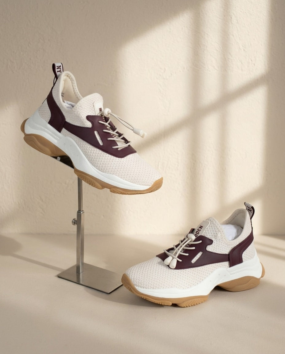 Baskets Steve Madden Match-E ivoire et bordeaux sur présentoir devant la boîte d'origine – Frippin'Dealz – photo retouchée par IA