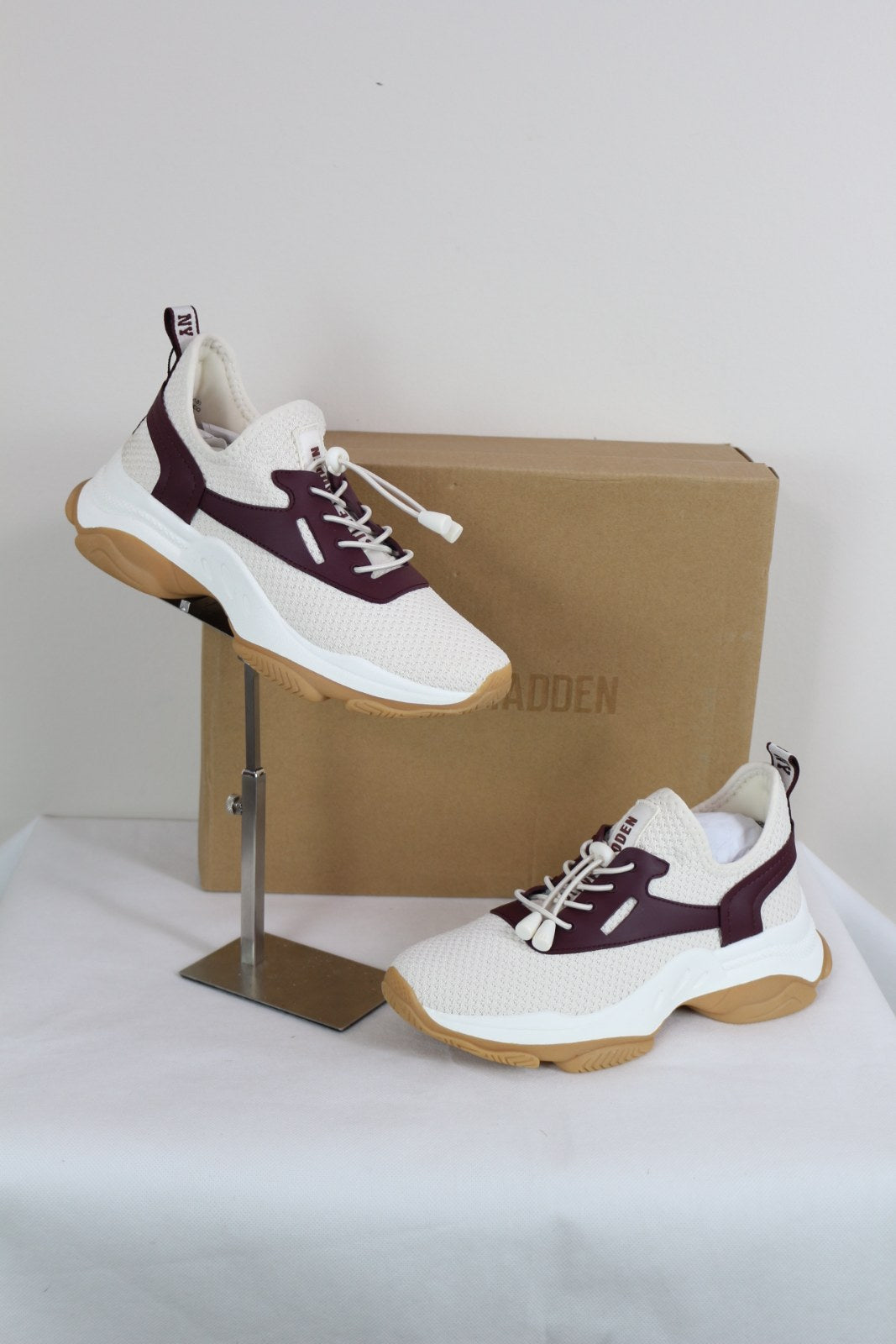Baskets Steve Madden Match-E ivoire et bordeaux sur présentoir devant la boîte d'origine – Frippin'Dealz