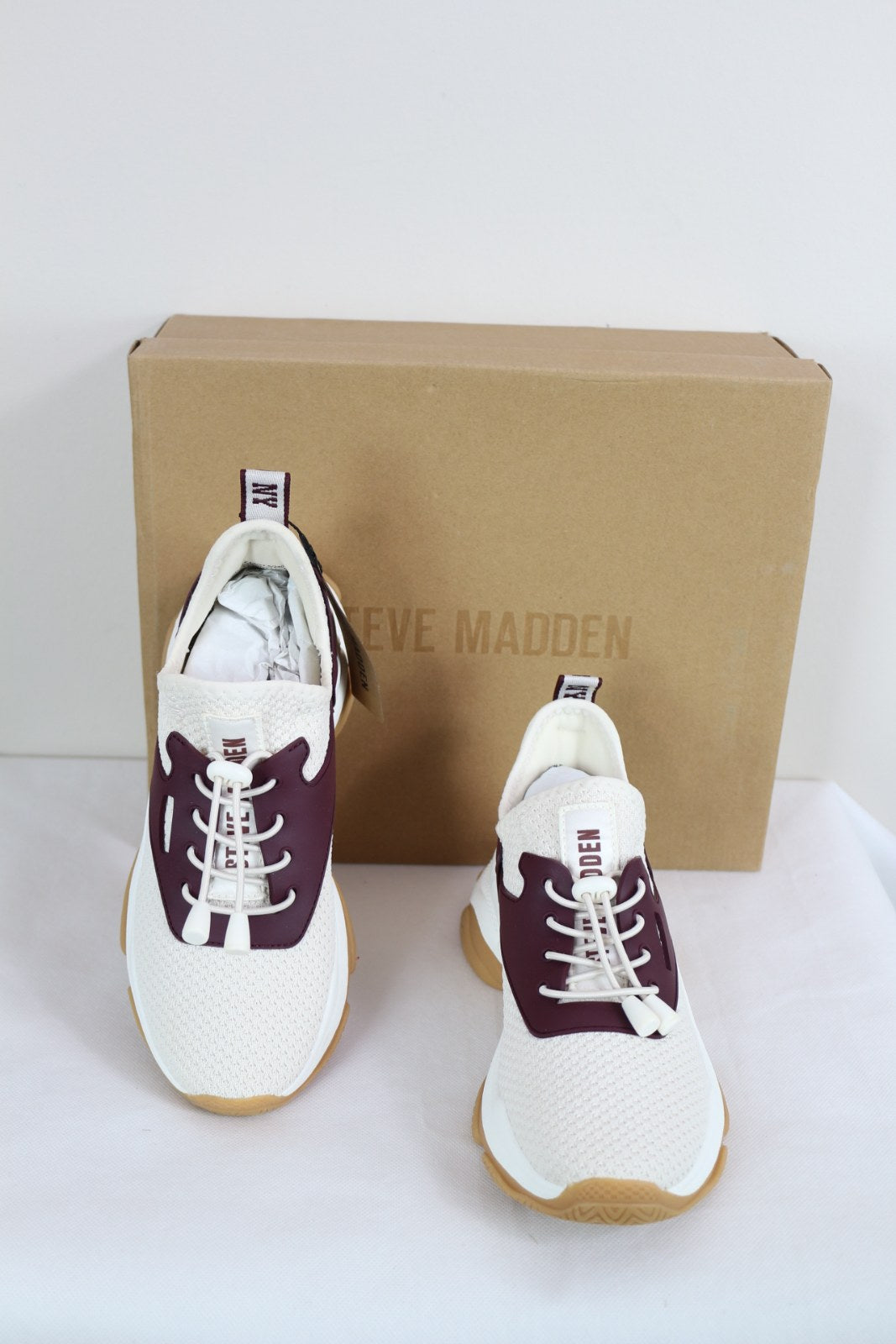 Baskets Steve Madden Match-E ivoire vues de face avec lacets élastiques et languette siglée – Frippin'Dealz