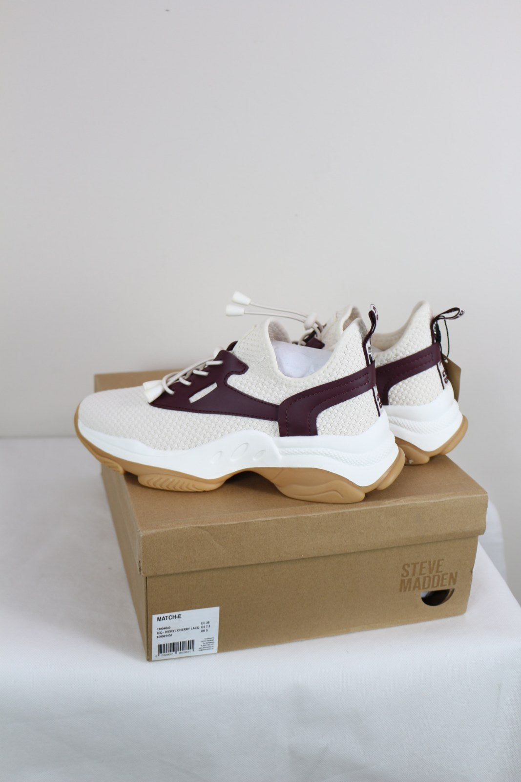 Baskets Steve Madden Match-E ivoire vues de profil posées sur la boîte – Frippin'Dealz
