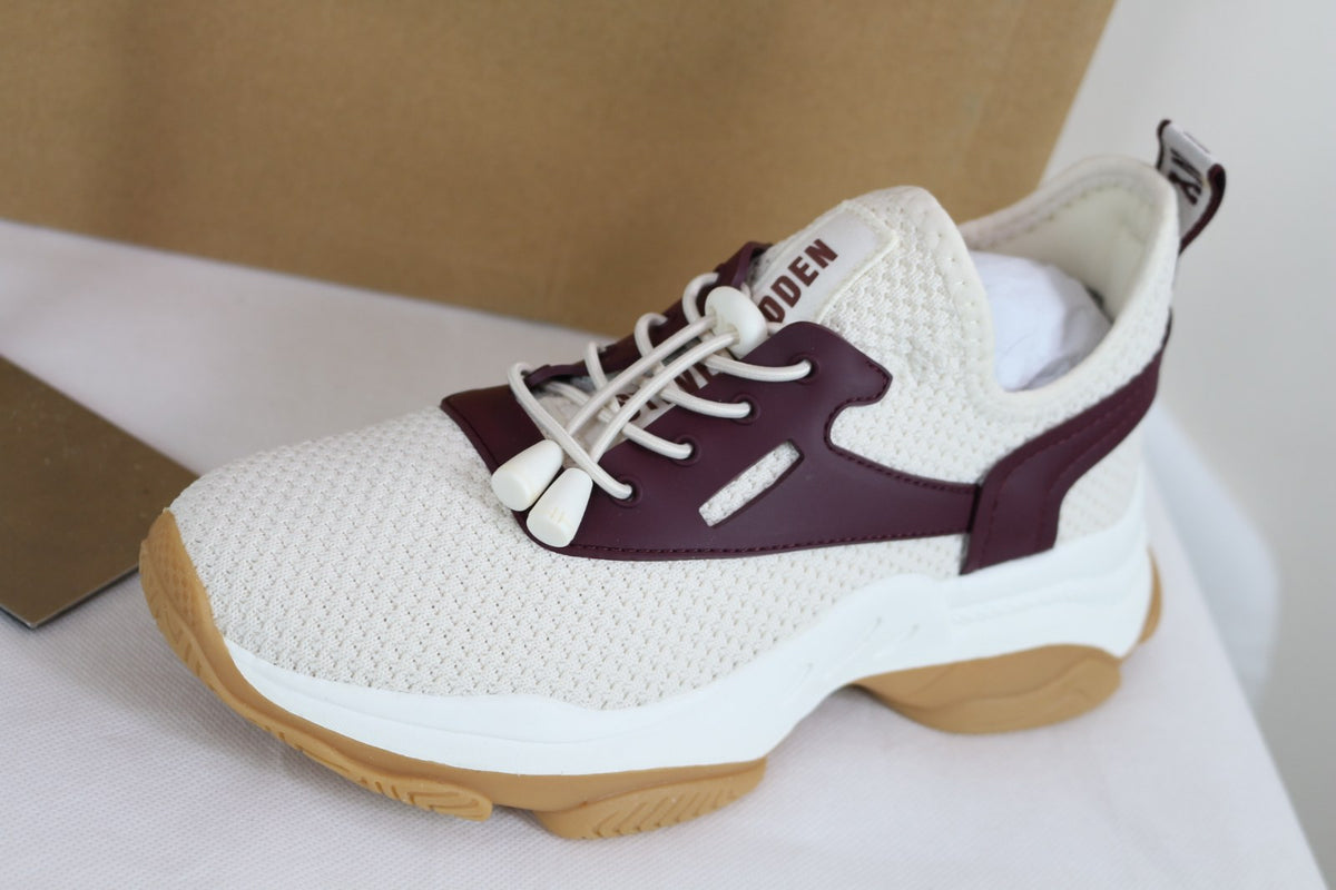 Gros plan sur la maille, les empiècements bordeaux et les lacets des baskets Steve Madden ivoire – Frippin'Dealz