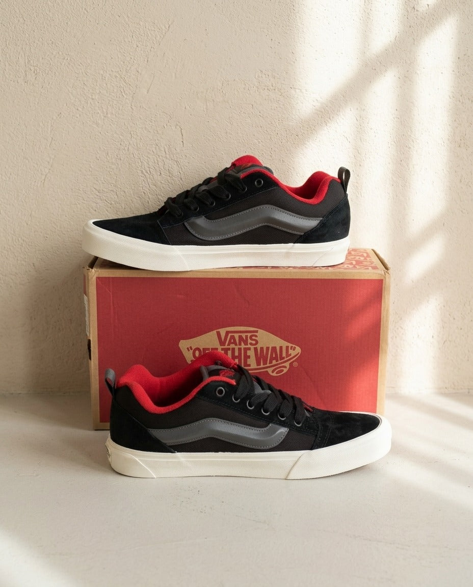 Baskets Vans Knu Skool noir et gris posées sur leur boîte d'origine – Frippin'Dealz – photo retouchée par IA