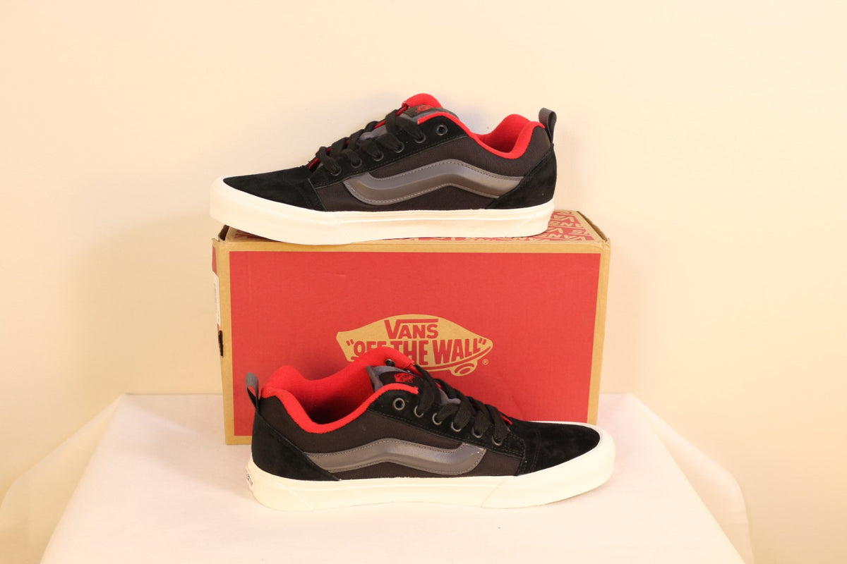 Baskets Vans Knu Skool noir et gris posées sur leur boîte d'origine – Frippin'Dealz