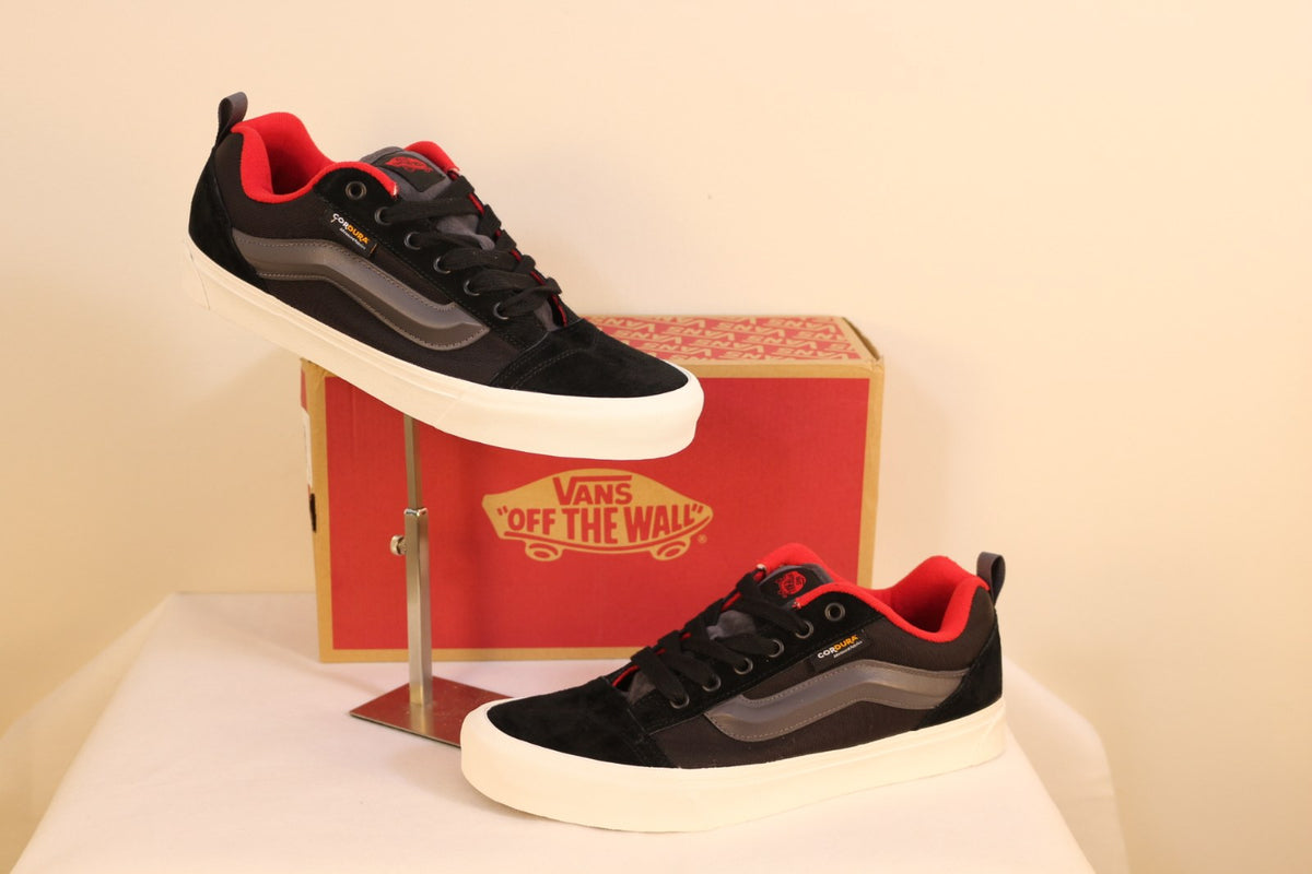 Baskets Vans Knu Skool Cordura noir gris avec intérieur rouge devant la boîte – Frippin'Dealz