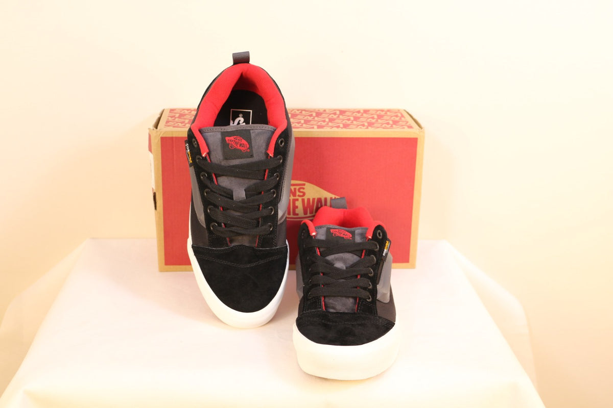 Vue de dessus des baskets Vans Knu Skool noires avec lacets plats et bout en daim – Frippin'Dealz
