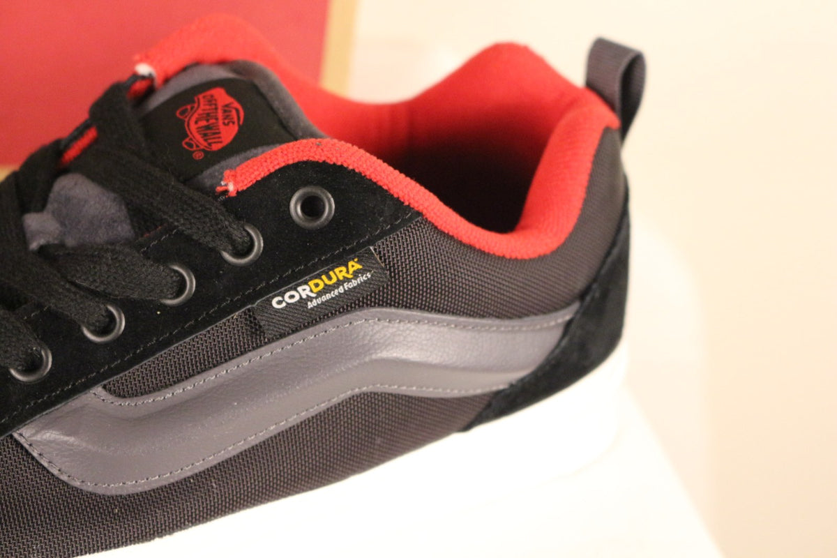 Gros plan sur l'étiquette Cordura et la bande latérale grise des baskets Vans – Frippin'Dealz