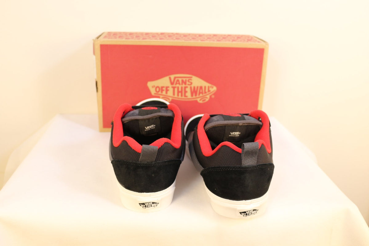 Vue arrière des baskets Vans noires avec tirette de talon et logo Off the Wall – Frippin'Dealz
