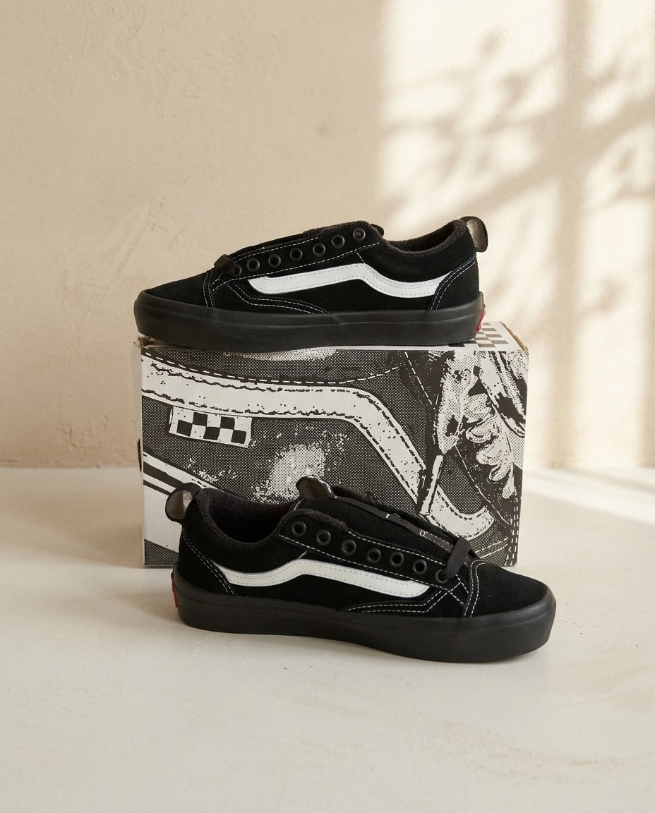 Baskets Vans Skate Old Skool 36+ noires avec bande blanche, posées sur leur boîte d'origine – Frippin'Dealz – photo retouchée par IA