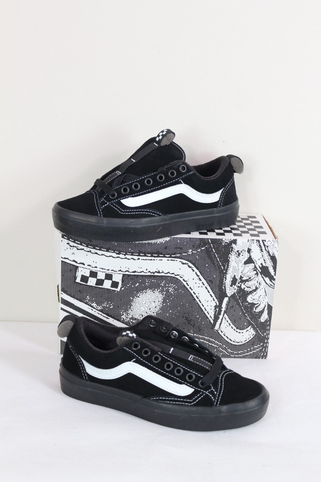 Paire de baskets Vans Skate Old Skool 36+ noires vue de profil sur la boîte damier – Frippin'Dealz