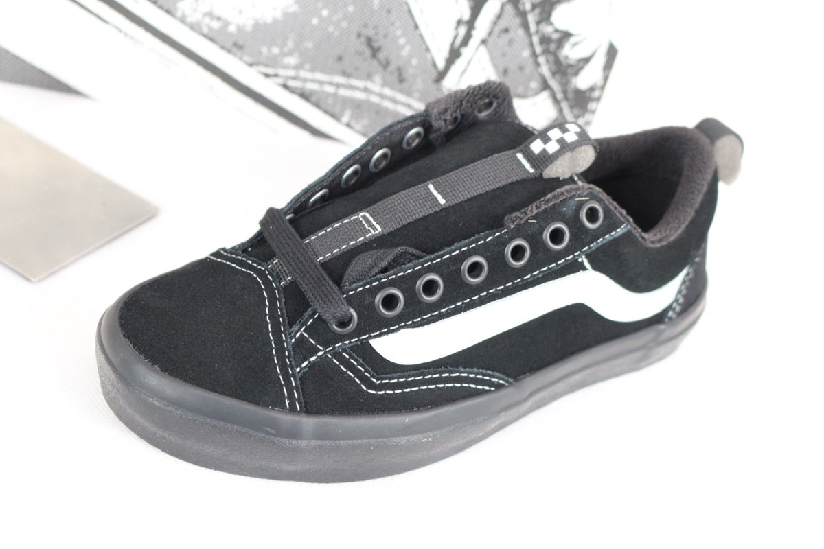 Gros plan sur la basket Vans noire en daim avec œillets, bande blanche et coutures contrastées – Frippin'Dealz