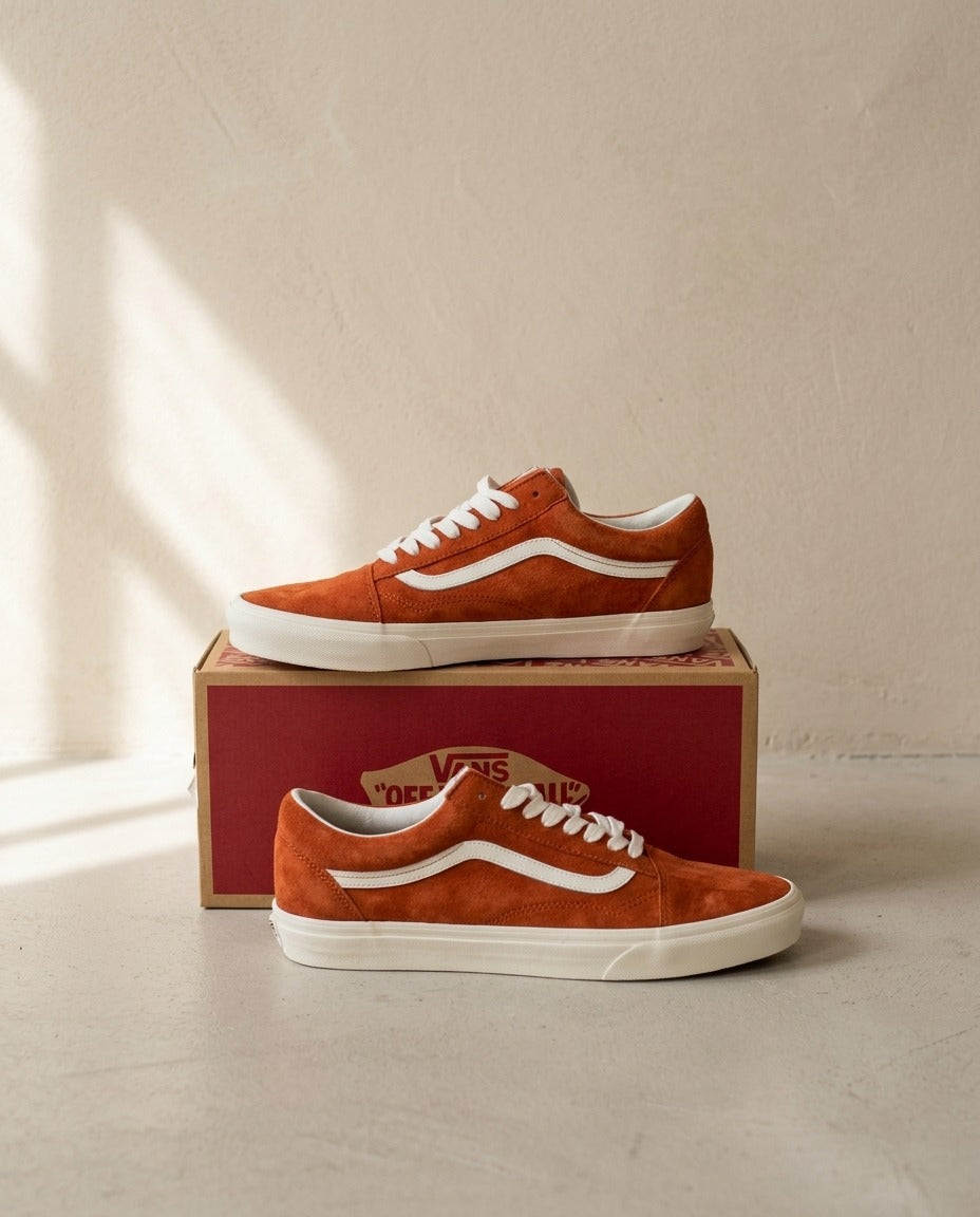 Baskets Vans Old Skool orange brûlé en daim avec bande blanche, posées sur leur boîte – Frippin'Dealz – photo retouchée par IA