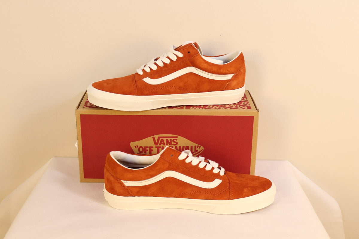 Baskets Vans Old Skool orange brûlé en daim avec bande blanche, posées sur leur boîte – Frippin'Dealz