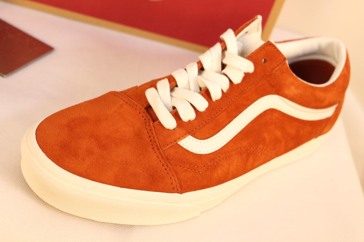 Gros plan sur la basket Vans Old Skool orange en daim de porc et sa bande latérale blanche – Frippin'Dealz
