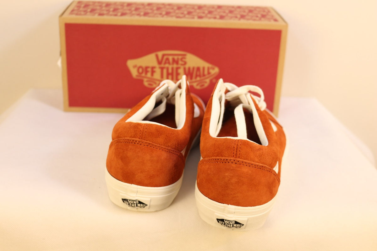 Vue arrière des baskets Vans Old Skool orange avec étiquette Off The Wall au talon – Frippin'Dealz