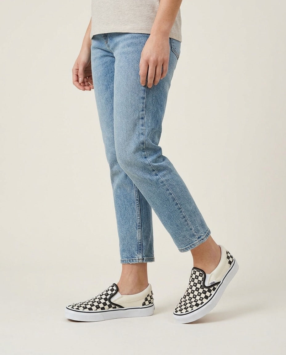 Vans Classic Slip-On damier strass noir et blanc 41 porté – photo générée par IA