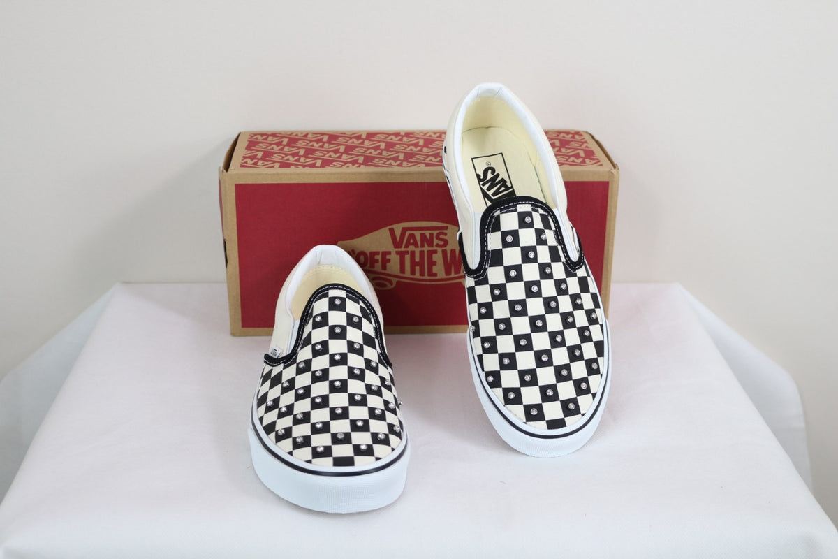 Paire de baskets Vans slip-on damier à strass vue de face devant la boîte – Frippin'Dealz