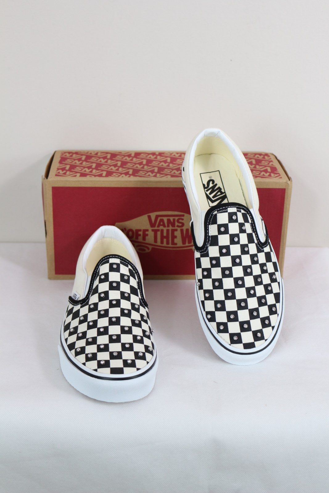 Vans Classic Slip-On damier noir et blanc vue de face avec strass sur l'empeigne – Frippin'Dealz