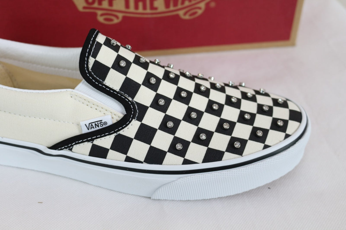 Gros plan sur l'empeigne damier et les strass sertis des Vans Slip-On – Frippin'Dealz