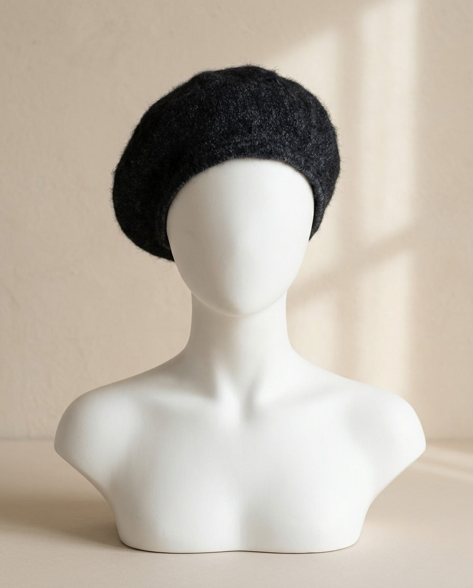 Béret Bella Julietta noir chiné en laine porté sur une tête de mannequin, vue de face – Frippin'Dealz – photo retouchée par IA