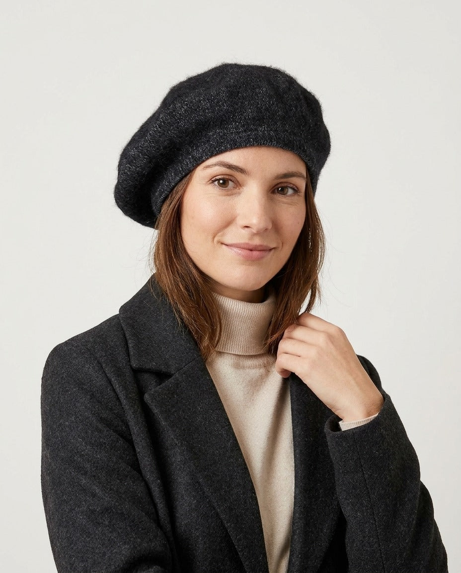 Bella Julietta Béret en laine 100 % chiné noir femme porté – photo générée par IA