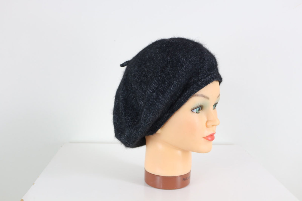 Béret Bella Julietta noir chiné vu de trois quarts avec petite queue au sommet – Frippin'Dealz