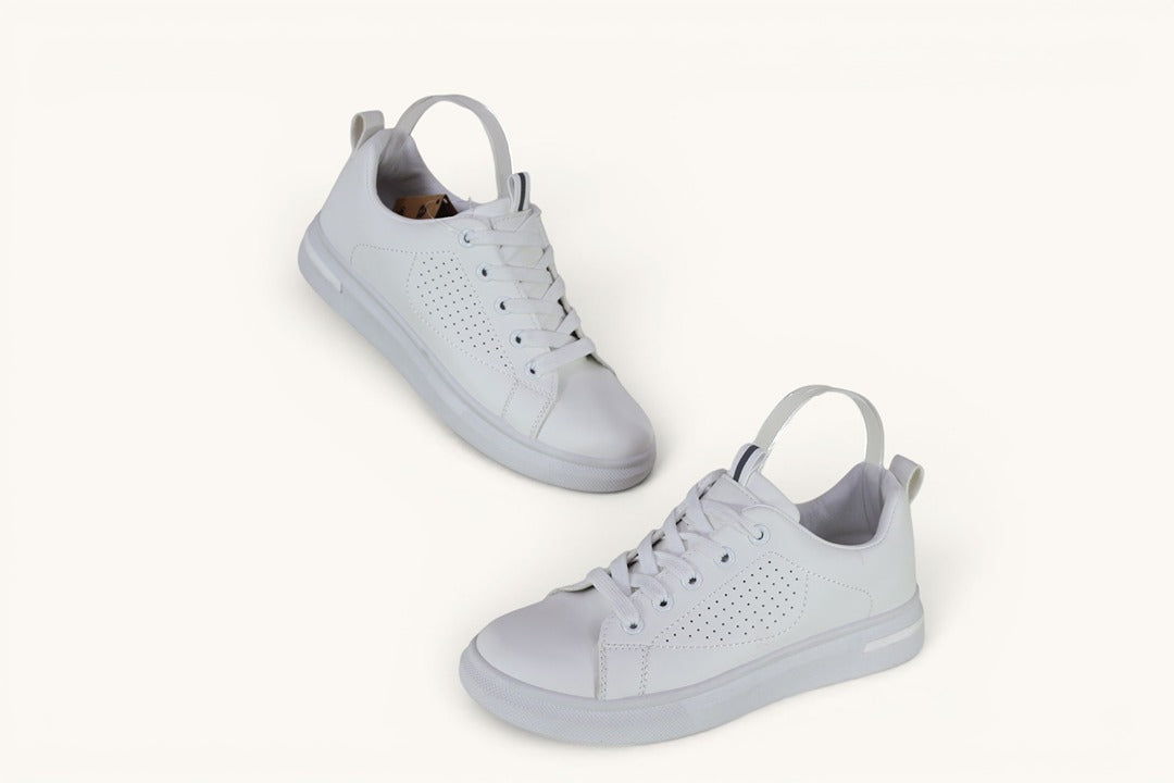 Baskets blanches Axim simili cuir taille 39