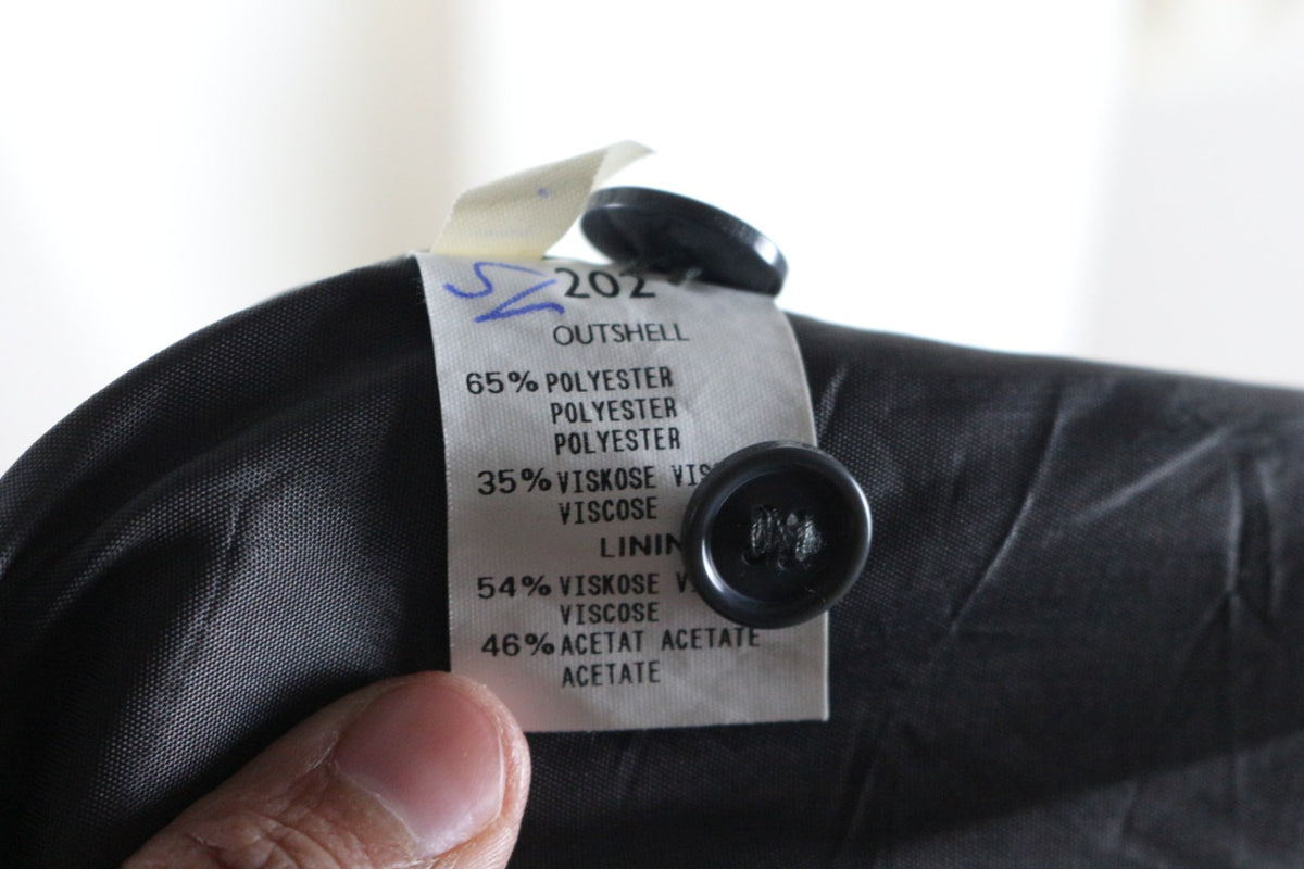 Gros plan sur l'étiquette de composition du blazer Esprit gris – Frippin'Dealz