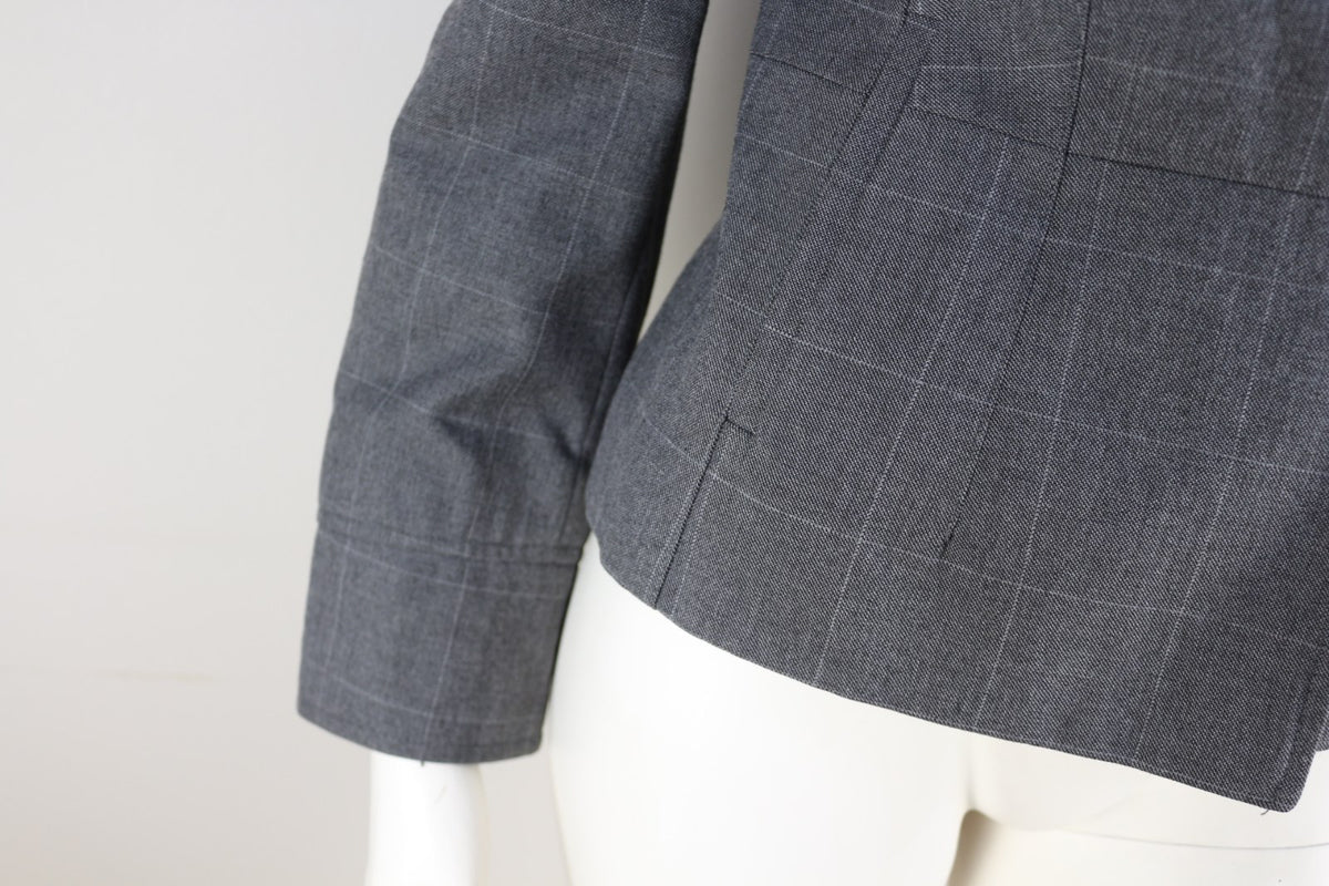 Détail du motif à carreaux et de l'ourlet du blazer Esprit gris – Frippin'Dealz