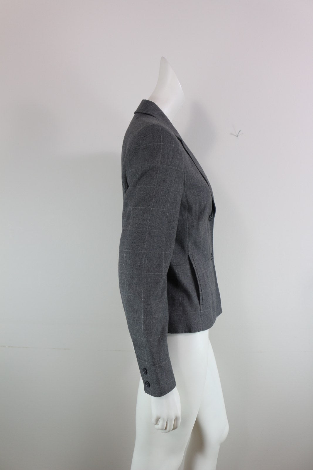Blazer Esprit gris vu de profil avec poche passepoilée et manche boutonnée – Frippin'Dealz