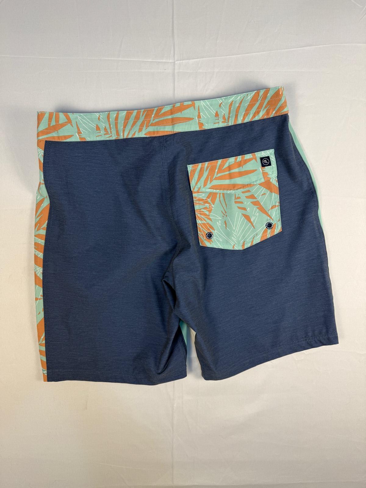 Dos du boardshort Salt Life bleu marine avec poche arrière à motif palmes, posé à plat – Frippin'Dealz
