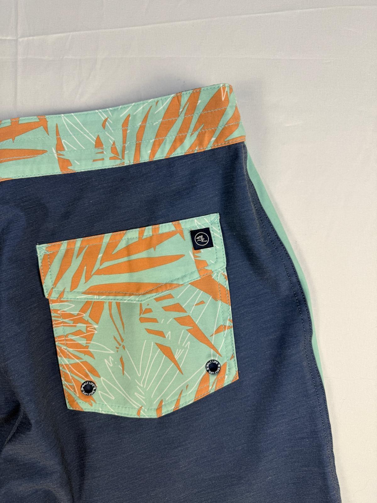 Détail de la poche arrière à rabat avec œillets du boardshort Salt Life – Frippin'Dealz