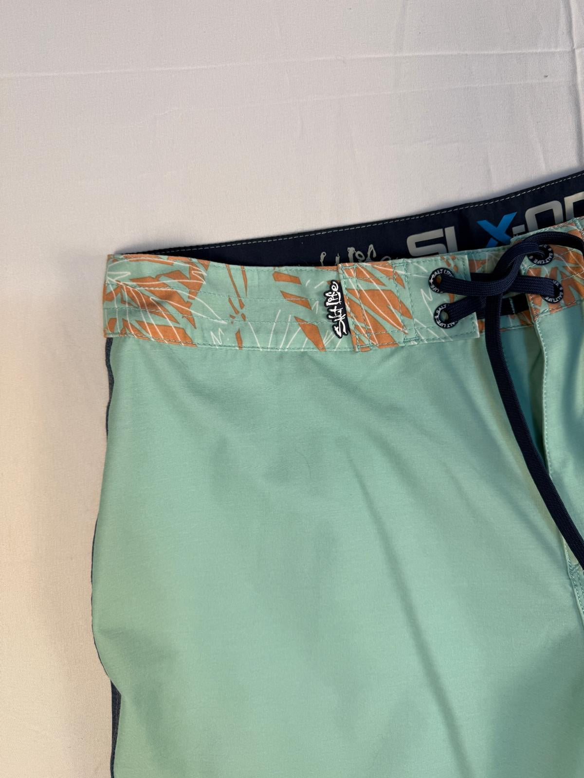 Détail de la ceinture à motif palmes et du lacet du boardshort Salt Life – Frippin'Dealz