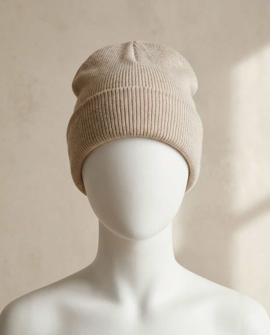 Bonnet Double M Milano beige à revers côtelé, vue de face – Frippin'Dealz – photo retouchée par IA