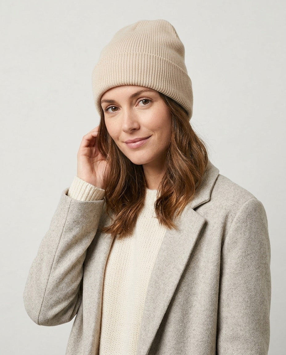 Bonnet beige côtelé à revers porté – photo générée par IA