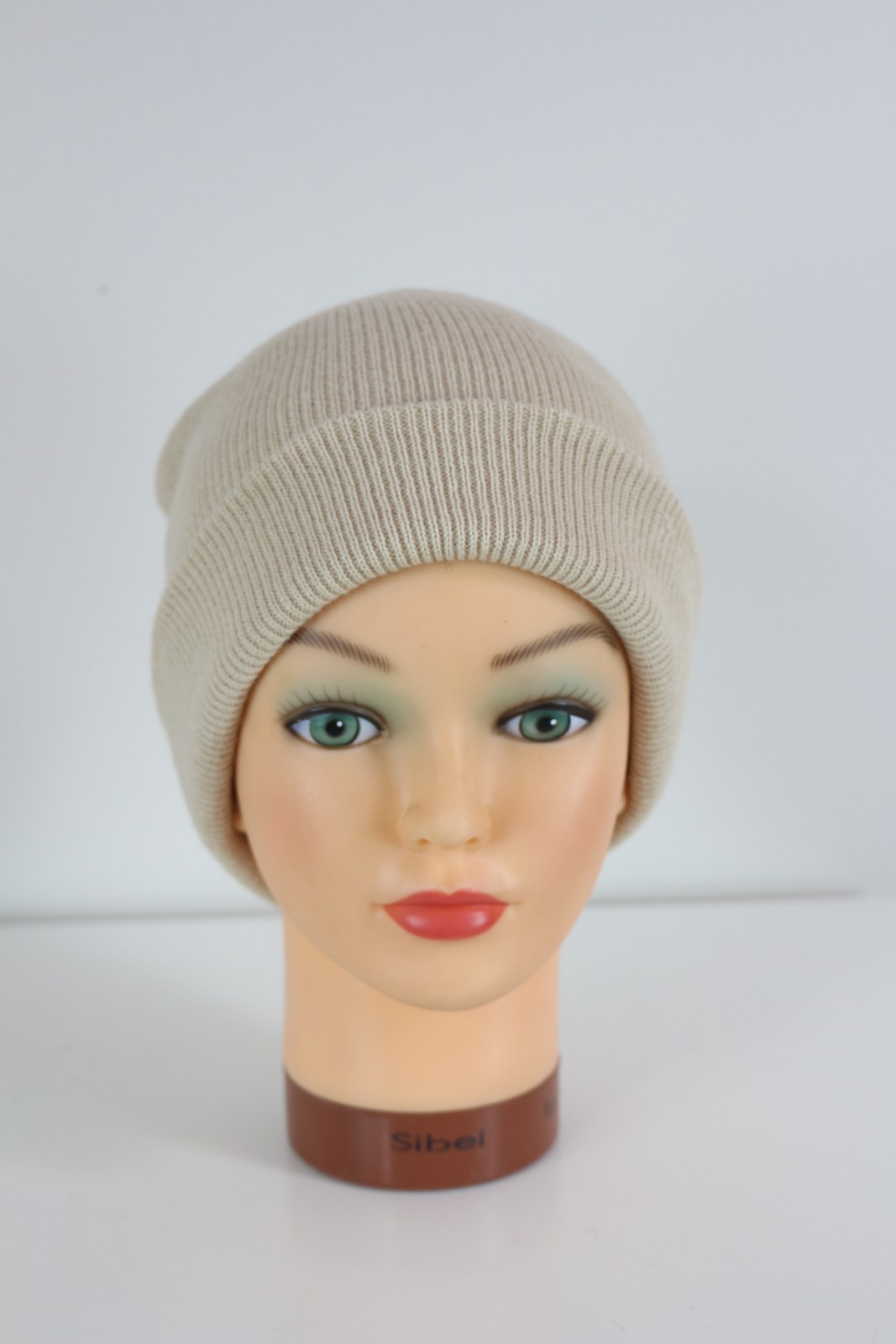 Bonnet beige en laine côtelée avec revers sur tête de mannequin, vue de face – Frippin'Dealz