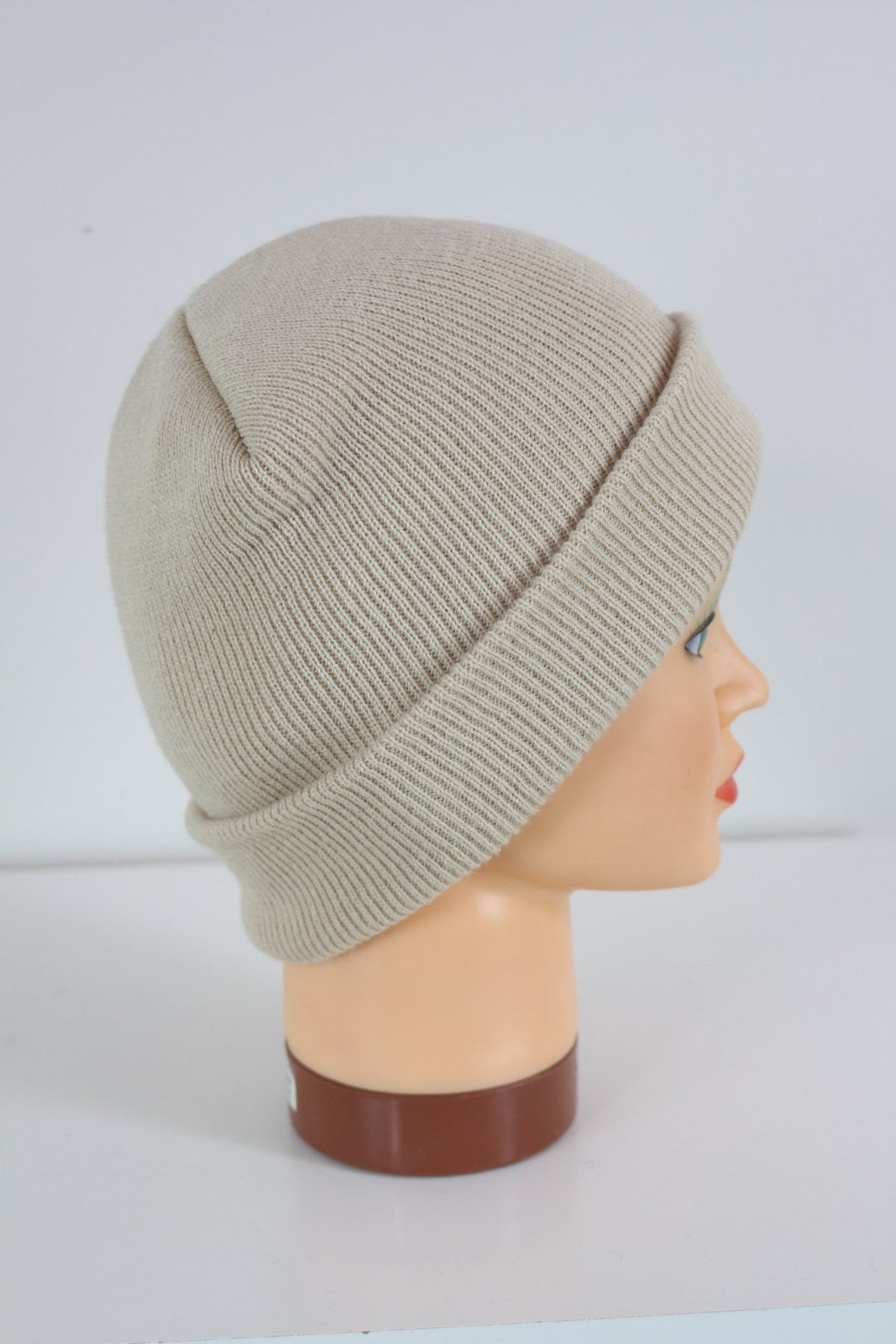 Bonnet beige en maille côtelée avec revers, vue de profil droit – Frippin'Dealz