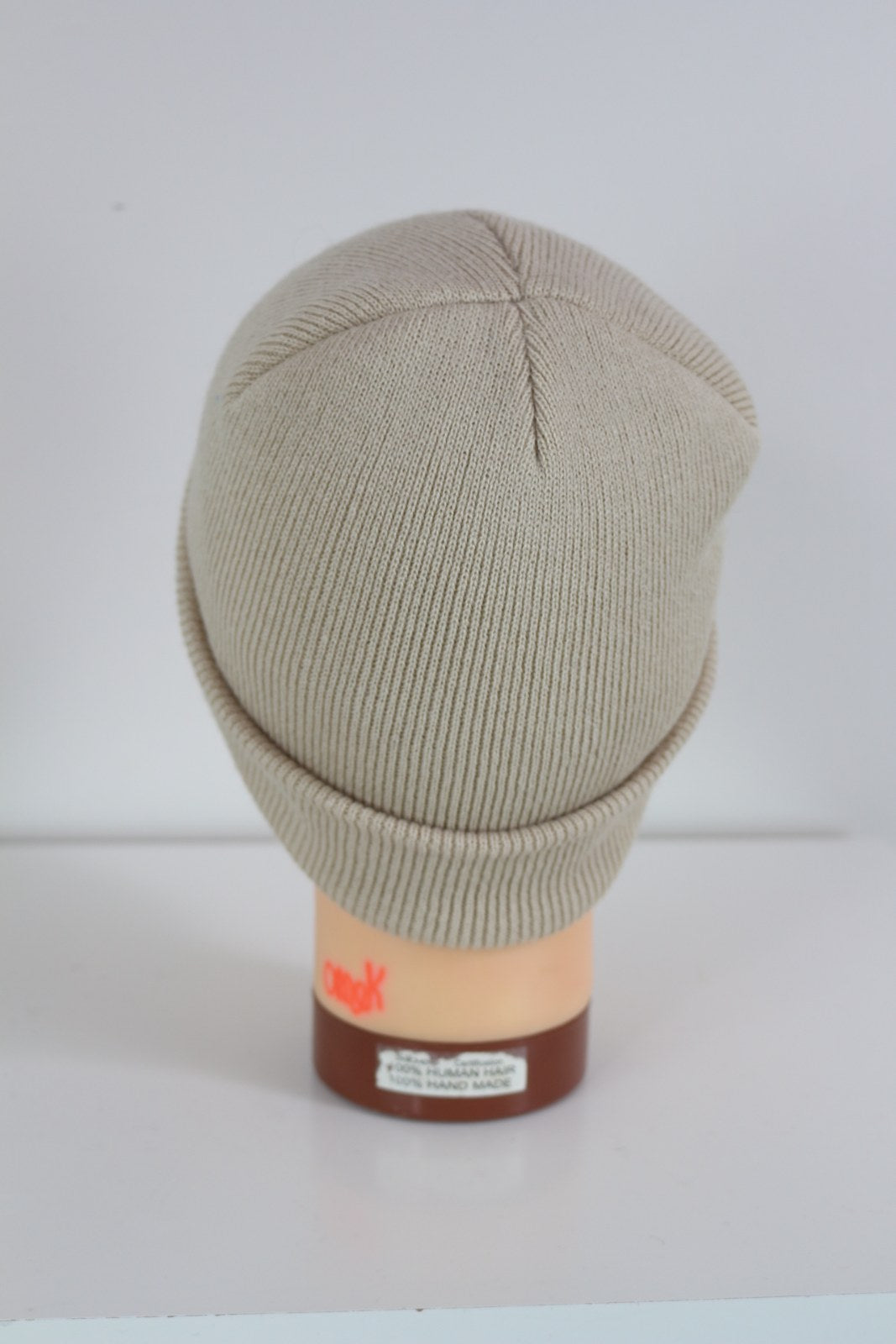 Bonnet beige vu de dos avec couture de finition du sommet – Frippin'Dealz