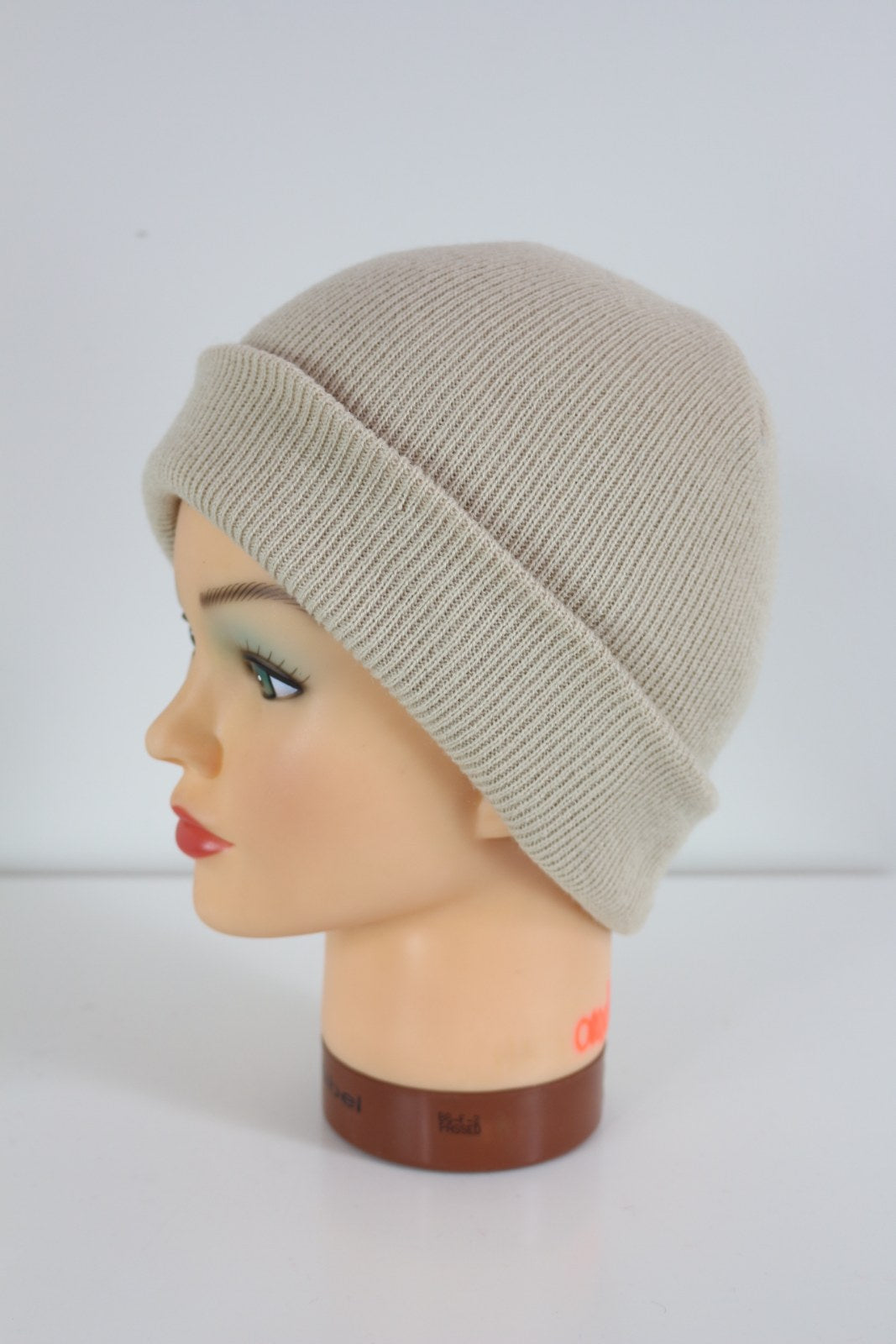 Bonnet beige côtelé à revers, vue de trois-quarts gauche – Frippin'Dealz