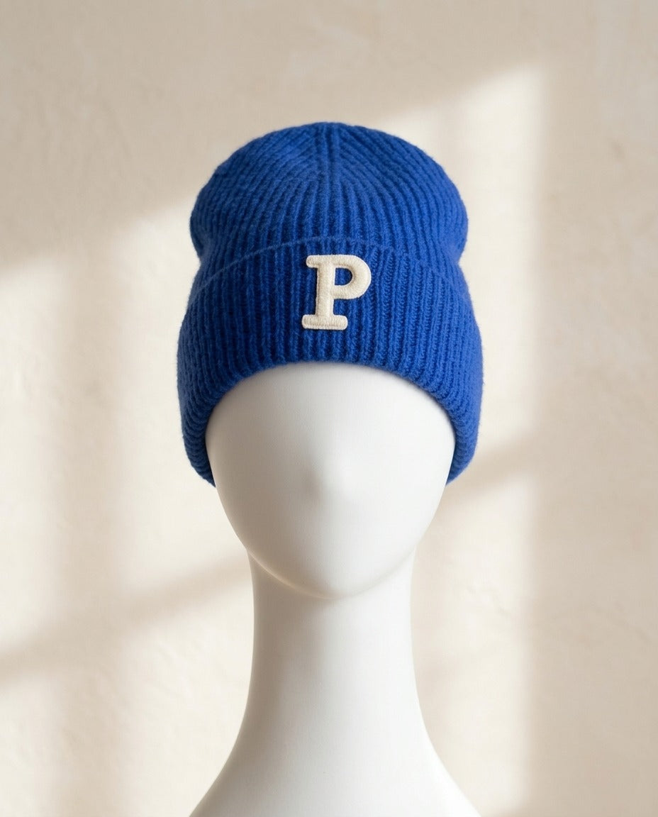 Bonnet Eva&Co bleu électrique en maille côtelée avec lettre P brodée, vue de face – Frippin'Dealz – photo retouchée par IA
