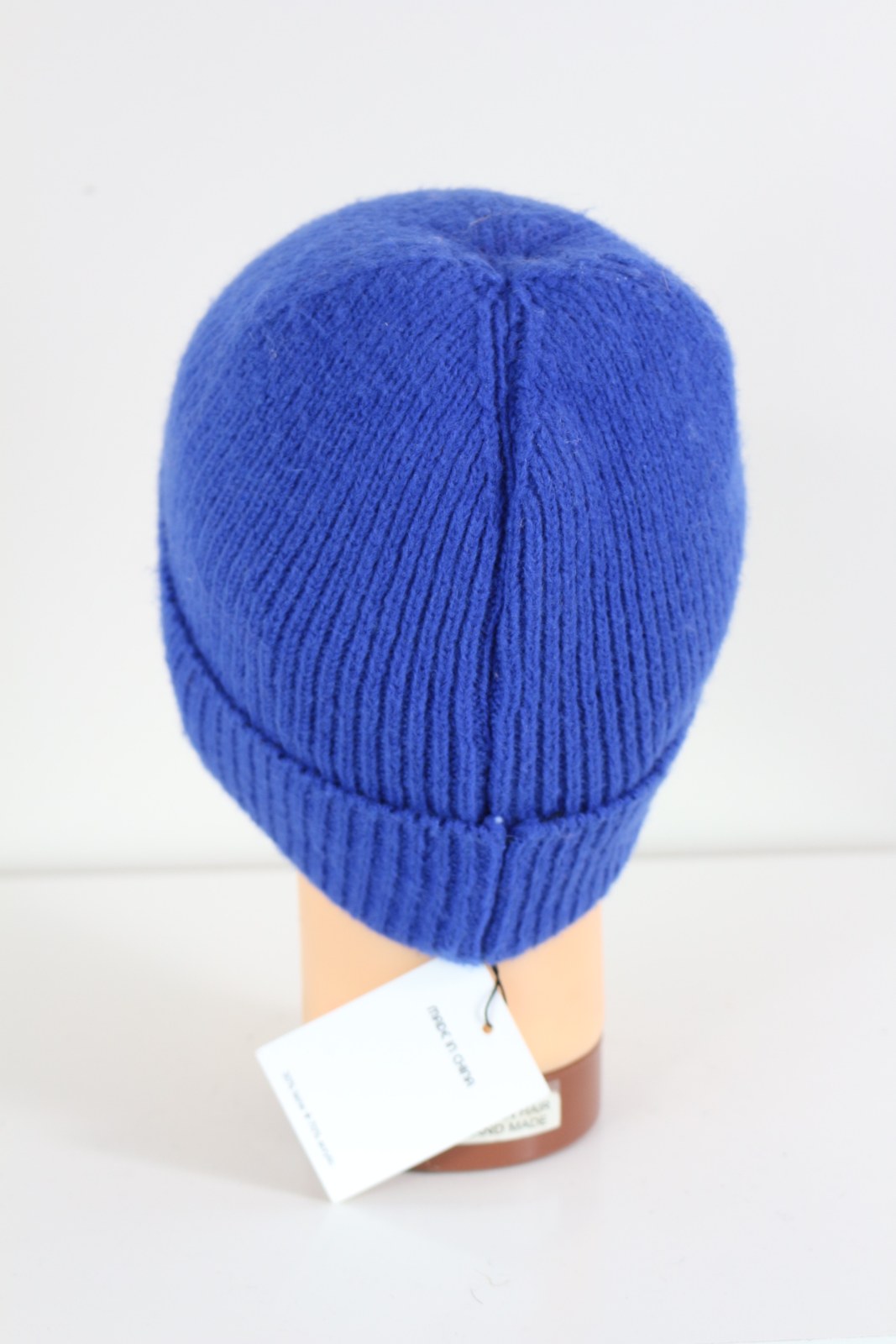 Bonnet bleu en maille côtelée, vue de dos avec étiquette – Frippin'Dealz