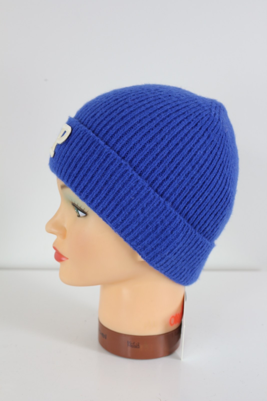 Bonnet bleu côtelé avec lettre P brodée, vue de profil gauche – Frippin'Dealz